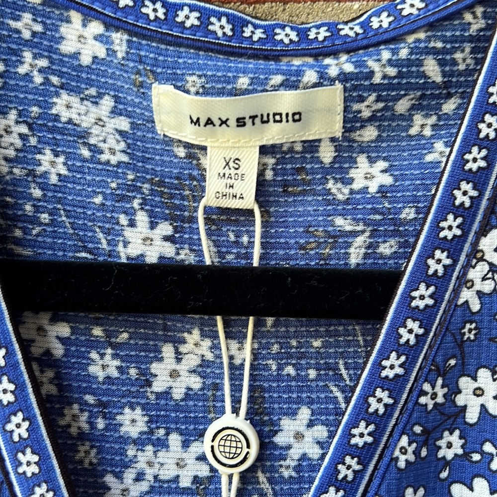 Max studio midi dress with a v-neck and a tier of ruffle. - Picture 2 of 8